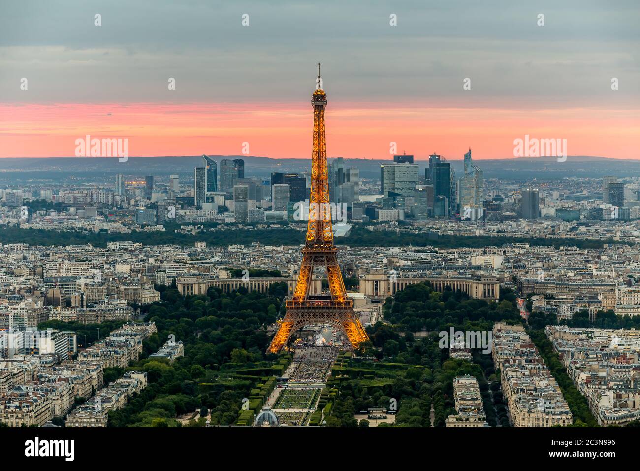 Eiffelturm und das Pariser Viertel La Défense von oben bei Sonnenuntergang Stockfoto