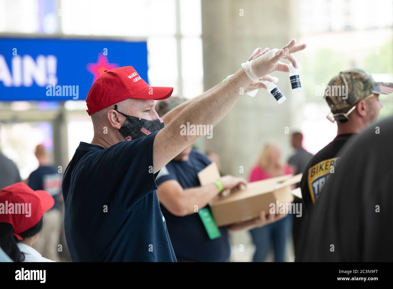 TULSA, Oklahoma, USA. - 20. Juni 2020: Mitarbeiter der Trump-Kampagne verteilen Handdesinfektionsmittel, um die Verbreitung von Covid-19 zu verhindern. Stockfoto