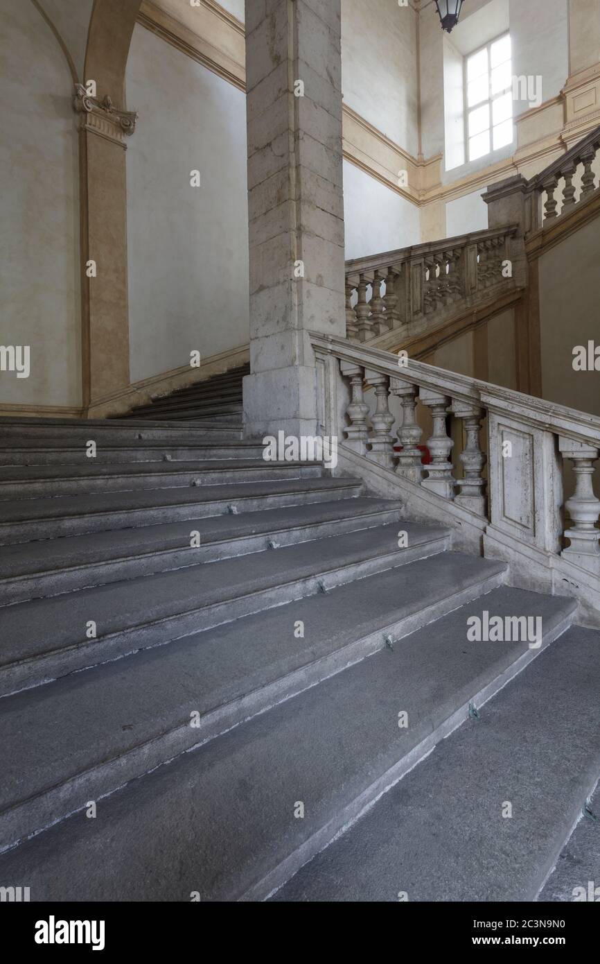 Eine Treppe im Palazzo dell'Universita. Aus dem 18. Jahrhundert es wurde von Michelangelo Garove entworfen. Stockfoto