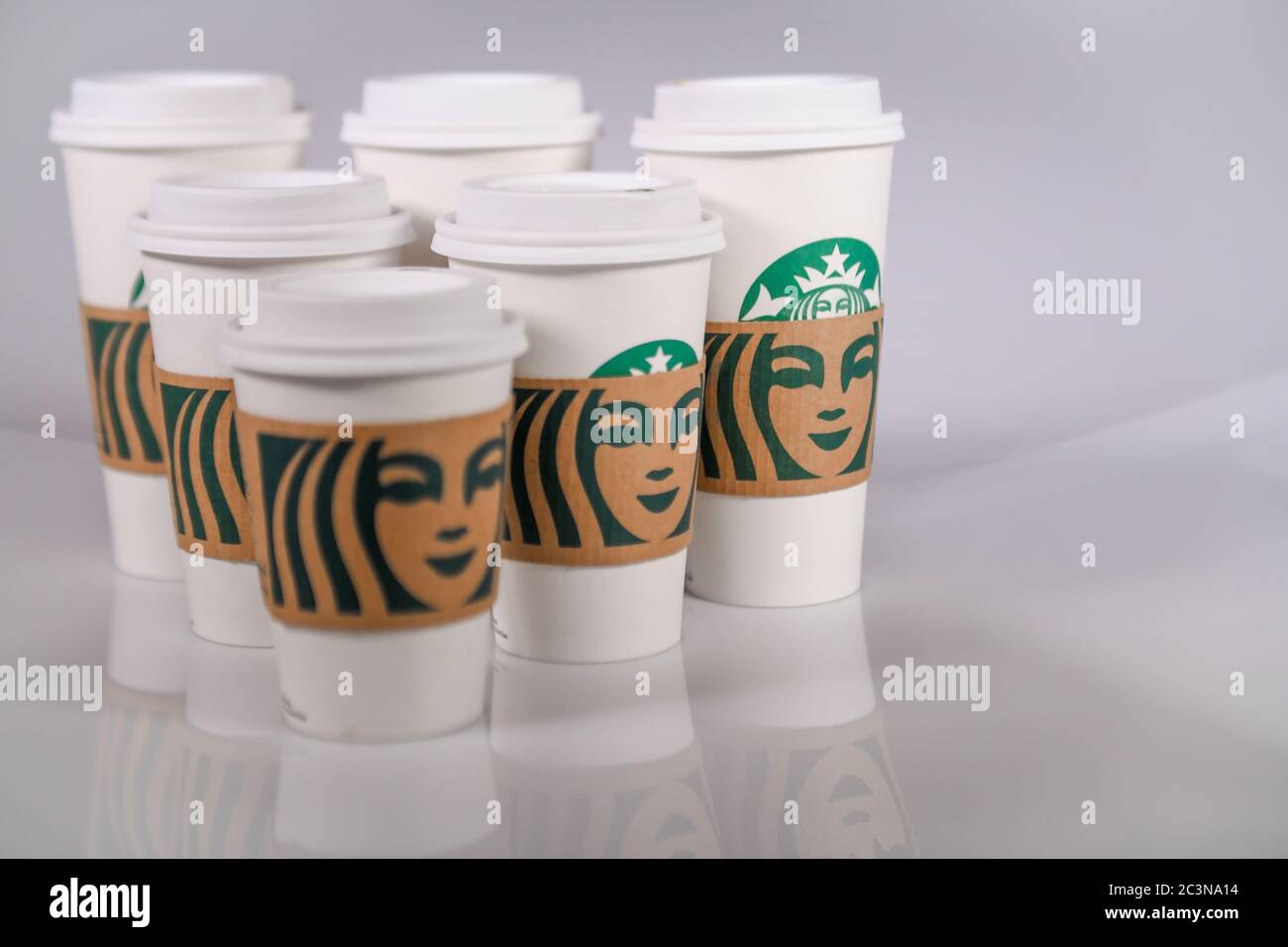 Starbucks Tassen - Starbucks Trinkbecher - Starbucks Takeway Tassen - Starbucks Take Away Tassen auf einem weißen hellen Tisch Stockfoto