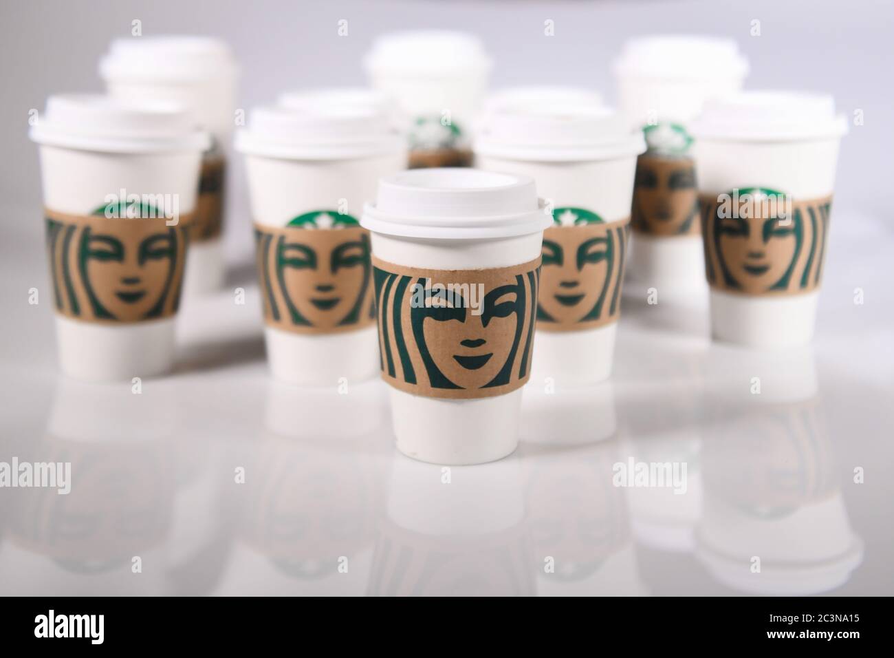 Starbucks Tassen - Starbucks Trinkbecher - Starbucks Takeway Tassen - Starbucks Take Away Tassen auf einem weißen hellen Tisch Stockfoto