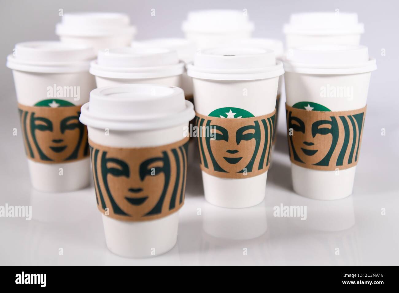 Starbucks Tassen - Starbucks Trinkbecher - Starbucks Takeway Tassen - Starbucks Take Away Tassen auf einem weißen hellen Tisch Stockfoto