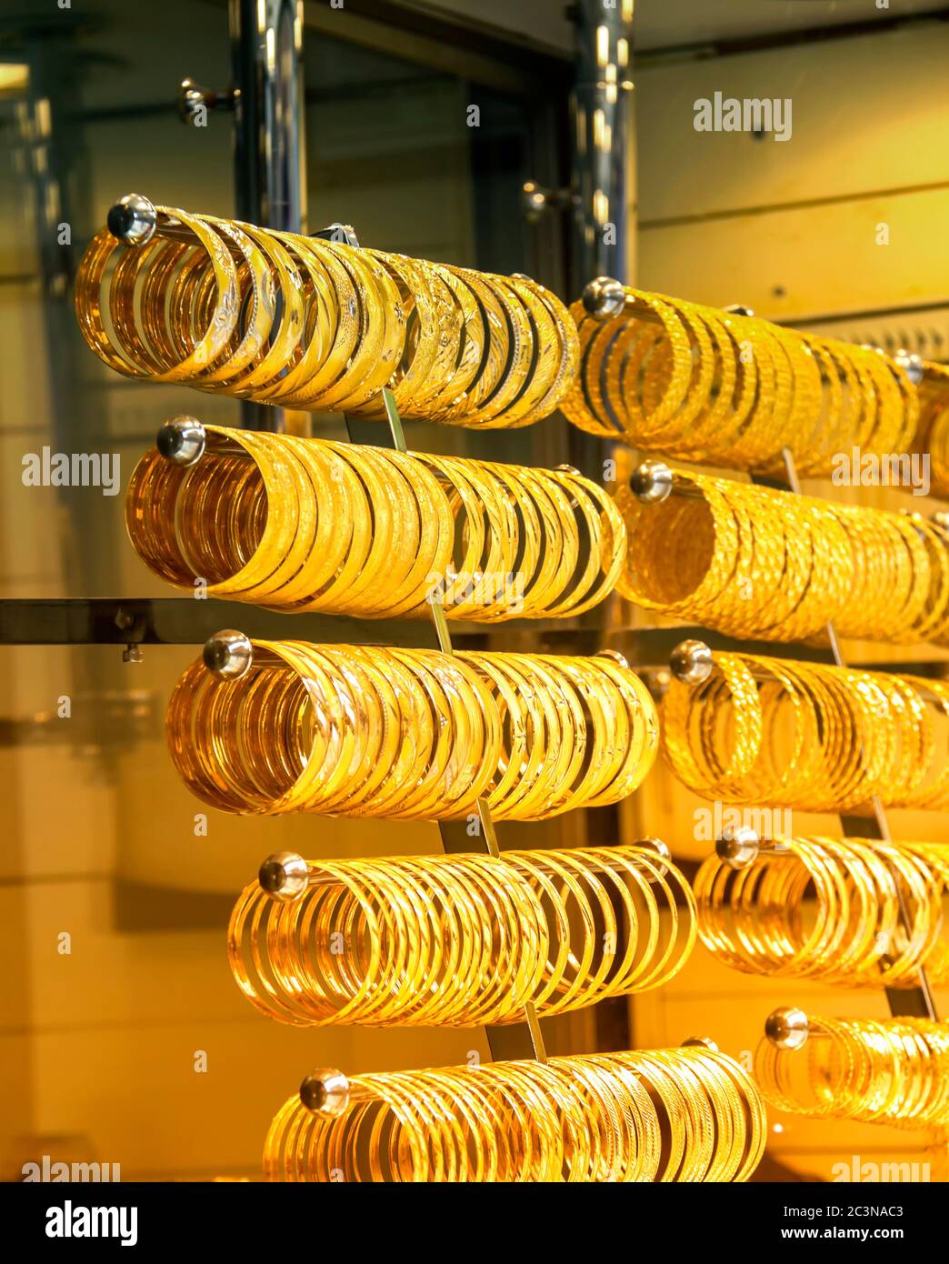 Zeilen aus Gold Armbänder als Hintergrund in ein Juweliergeschäft auf der Grand Bazaar. Istanbul, Türkei Stockfoto