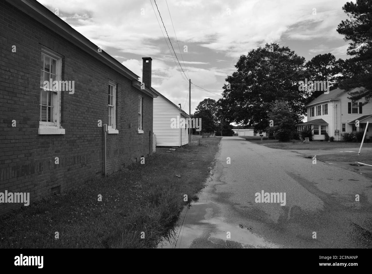 Blick auf eine Seitenstraße in der kleinen ländlichen Gemeinde Sunbury North Carolina. Stockfoto