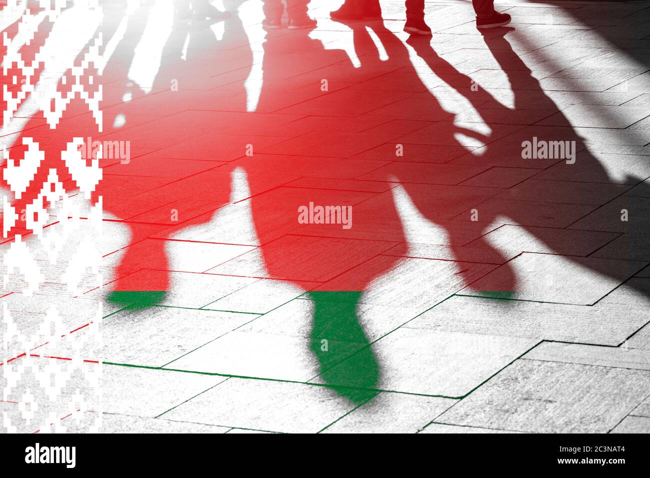 Belarus Flagge und Schatten der Menschen, Konzeptbild über Stimmen und politische Situation in Belarus Stockfoto