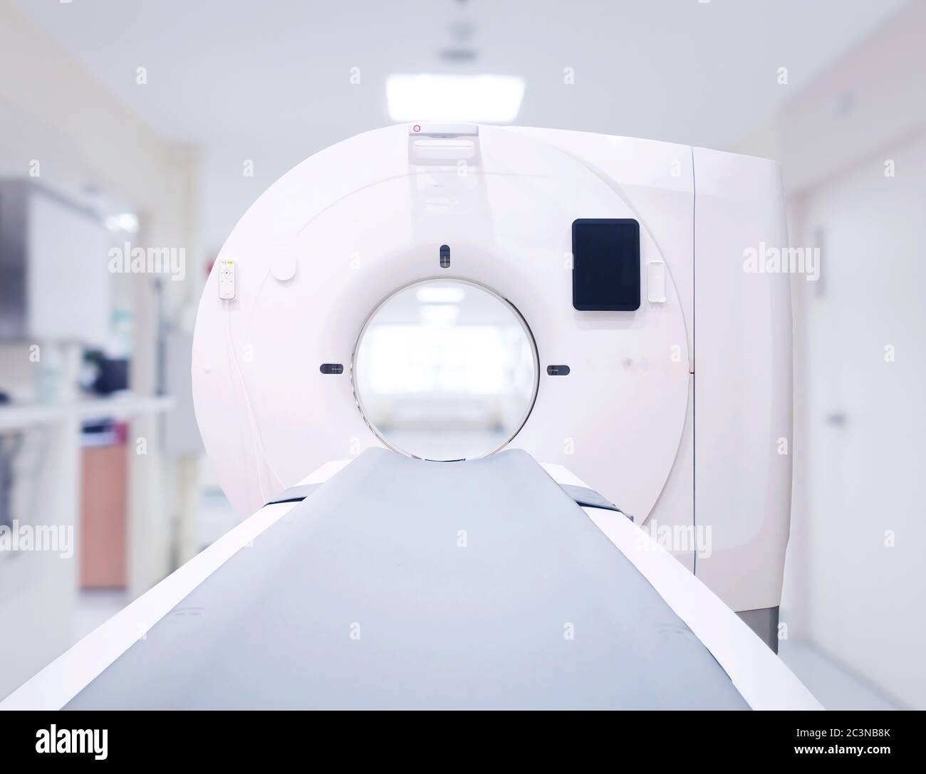 Vorderansicht des Multi-Detektor-CT-Scanners ( Computertomographie ) isoliert auf unscharfem Hintergrund im Krankenhauszimmer. Beschneidungspfad. Stockfoto