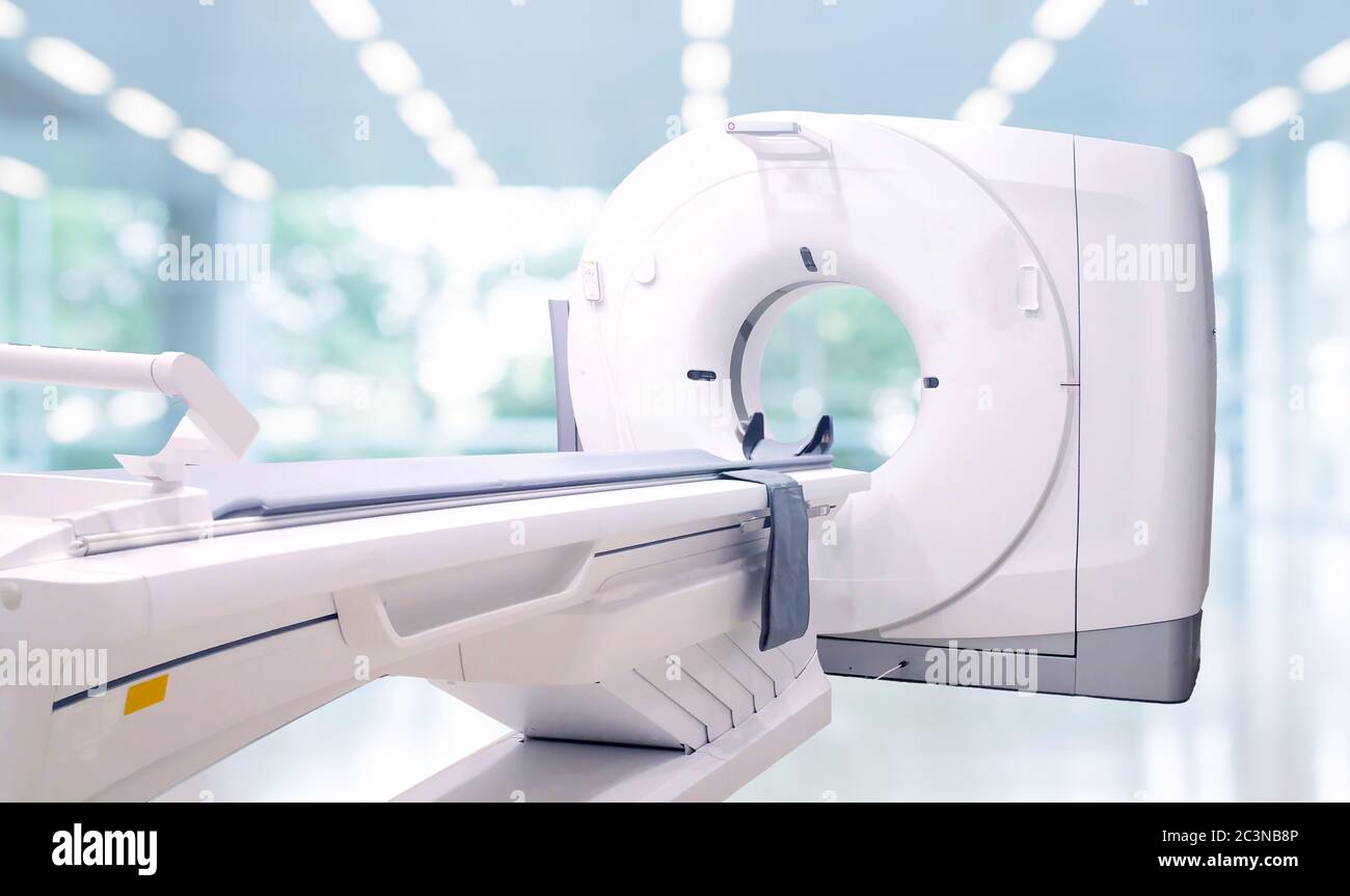 CT-Scanner mit mehreren Detektoren (Computertomographie) auf unscharfem Hintergrund im Krankenhauszimmer. Stockfoto