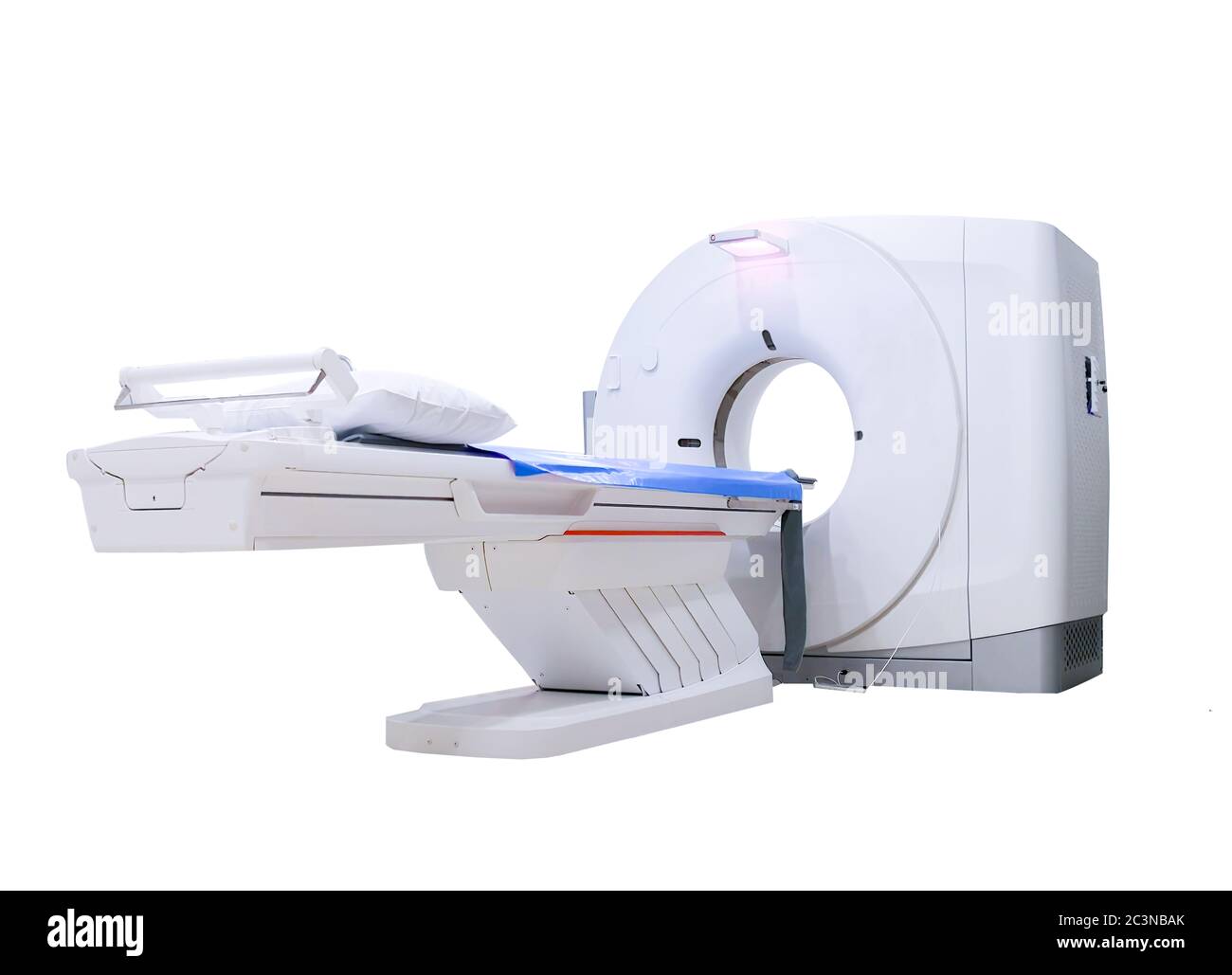 Multi-Detektor CT Scanner ( Computertomographie ) isoliert auf weißem Hintergrund. Beschneidungspfad. Stockfoto