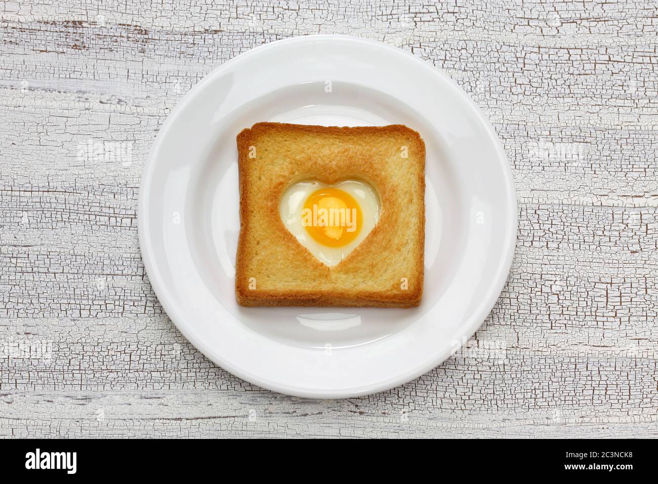 Ei in einem Loch Brot dann Toast, die auch als Ei im Korb bekannt. Stockfoto