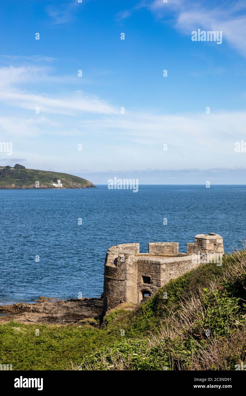 Little Dennis, Pendennis Point, Cornwall mit dem Leuchtturm St. Anthony im Hintergrund; Teil des Pendennis Castle, erbaut von Henry XVIII im Jahr 1542 Stockfoto