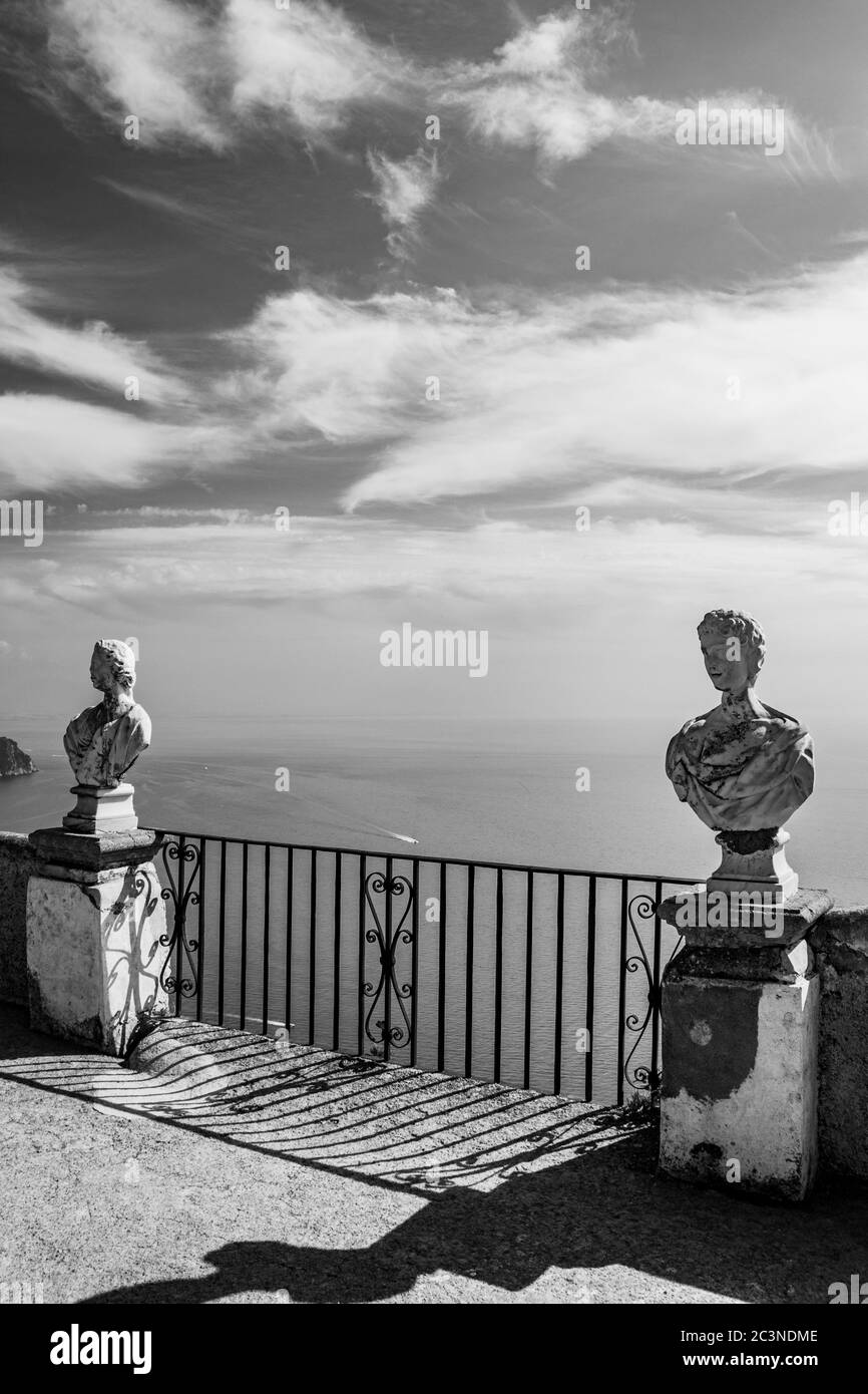 14. Oktober 2018 - Ravello, Kampanien, Italien - das spektakuläre Panorama, das von der Terrasse der Unendlichkeit, in der Villa Cimbrone, auf der bewundert werden kann Stockfoto