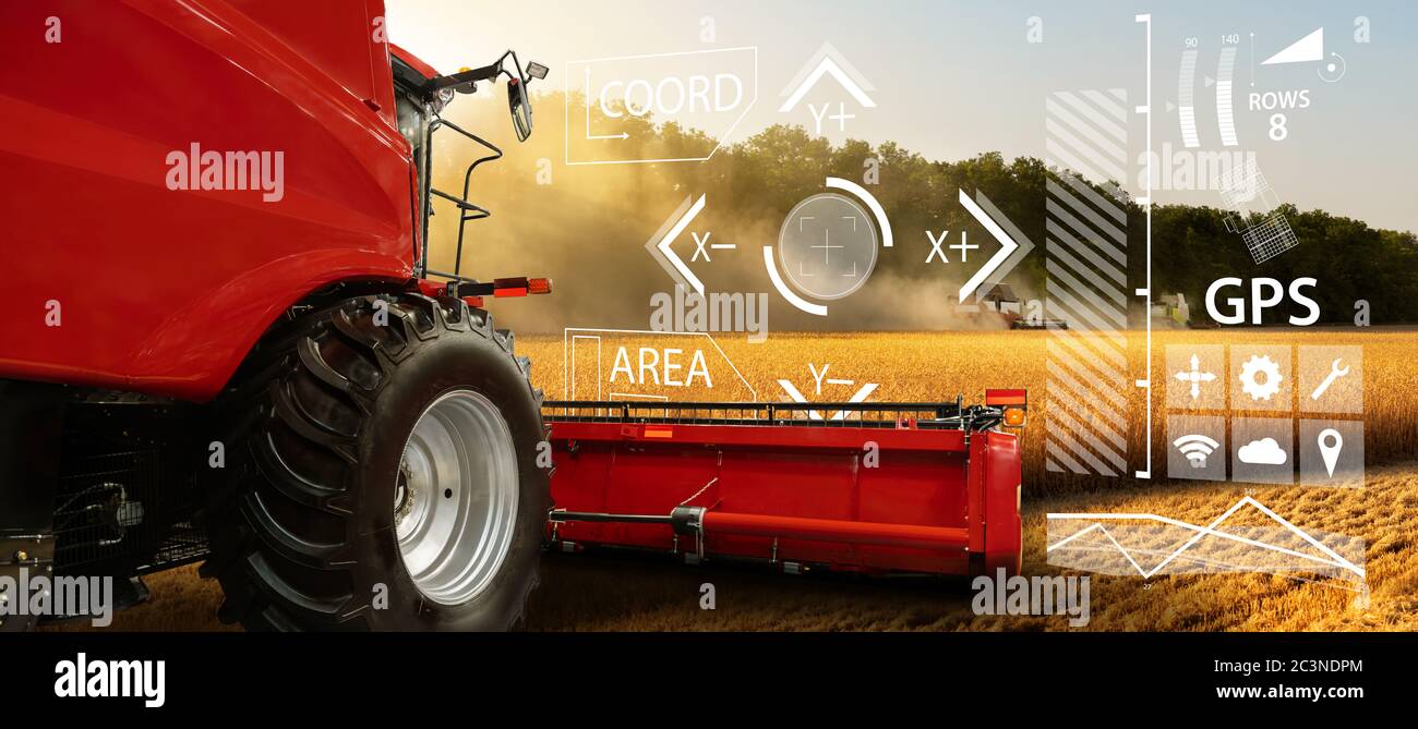 Autonomer ferngesteuerter landwirtschaftlicher Traktor auf dem Feld. Digitale Transformation in der Landwirtschaft Stockfoto