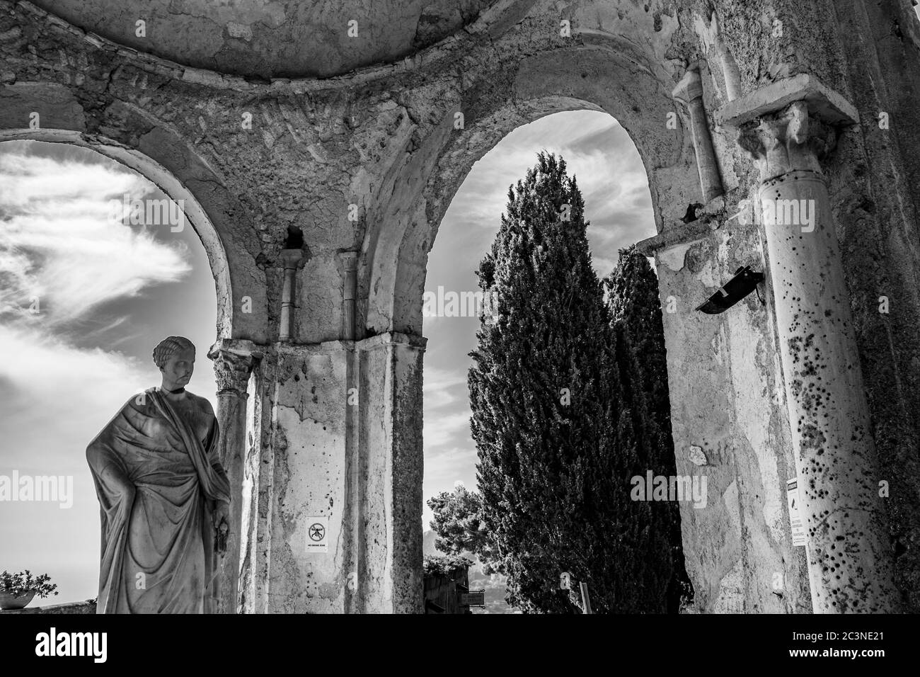 14. Oktober 2018 - Ravello, Kampanien, Italien - der kleine Tempel mit der Statue von Ceres, auf der Terrasse der Unendlichkeit, in der Villa Cimbrone, auf dem Amal Stockfoto