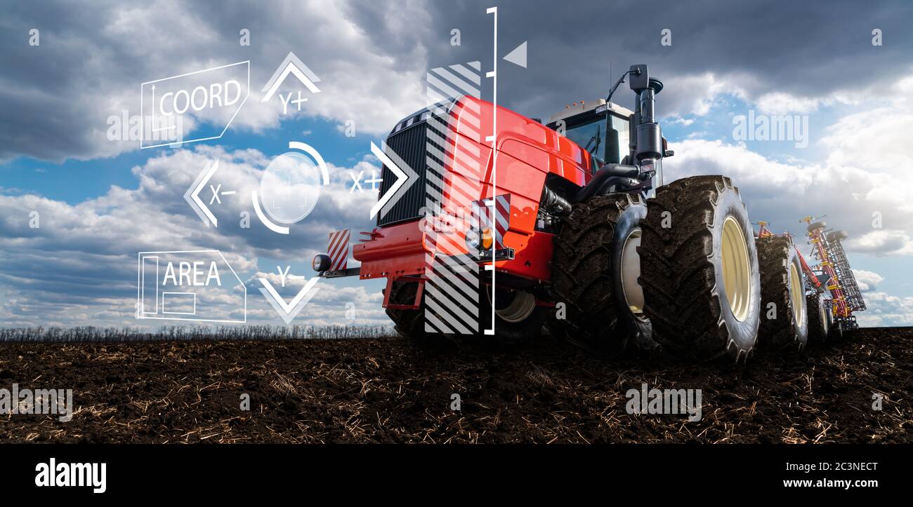 Autonomer ferngesteuerter landwirtschaftlicher Traktor auf dem Feld. Digitale Transformation in der Landwirtschaft Stockfoto
