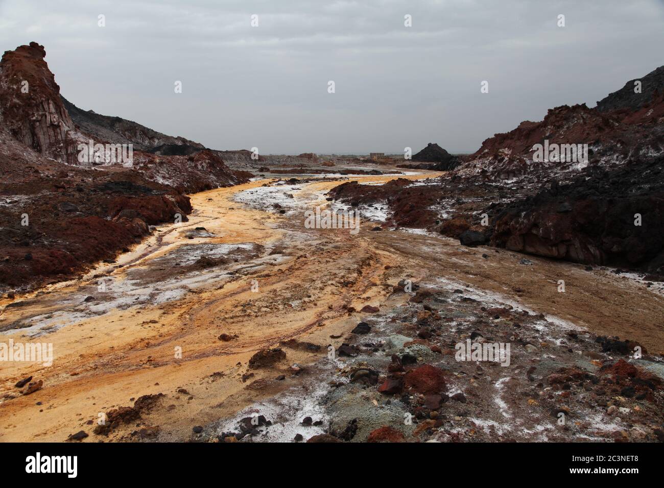 Brauner Felsweg mit rhyolitroten kleinen Hügeln auf beiden Seiten Stockfoto