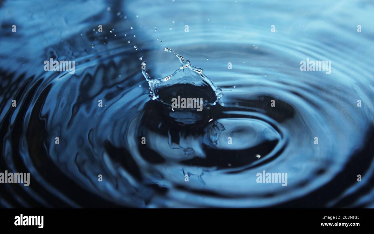Wasserspritzer Krone auf Wasseroberfläche - Droplet Photography Stockfoto