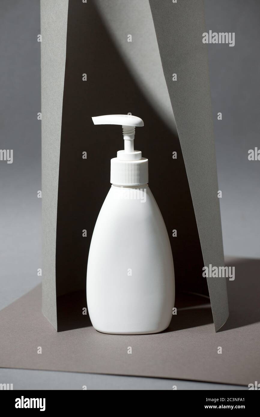 Weiße Kosmetische Flaschen Behälter, Blank-Etikett, trendige Papier Schatten Hintergrund, schwarz und weiß, Copy Space. Beauty-Blogger, Salon Therapie, Branding Mo Stockfoto
