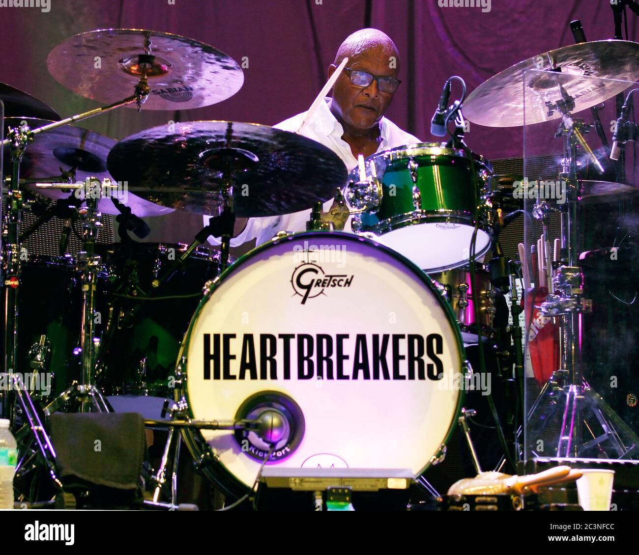 Schlagzeuger Steve Ferrone tritt mit dem Rocker Tom Petty und dem Rest der Heartbreakers im Cruzan Amphitheatre in West Palm Beach, Florida auf. Stockfoto