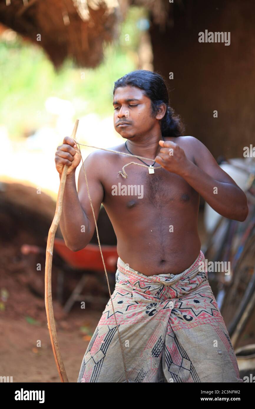 "Menschen im Wald" - Ethnischer Stamm Vedda in Sri Lanka. Aborigines Jäger mit Axt und Bogen. (März 2013) Stockfoto