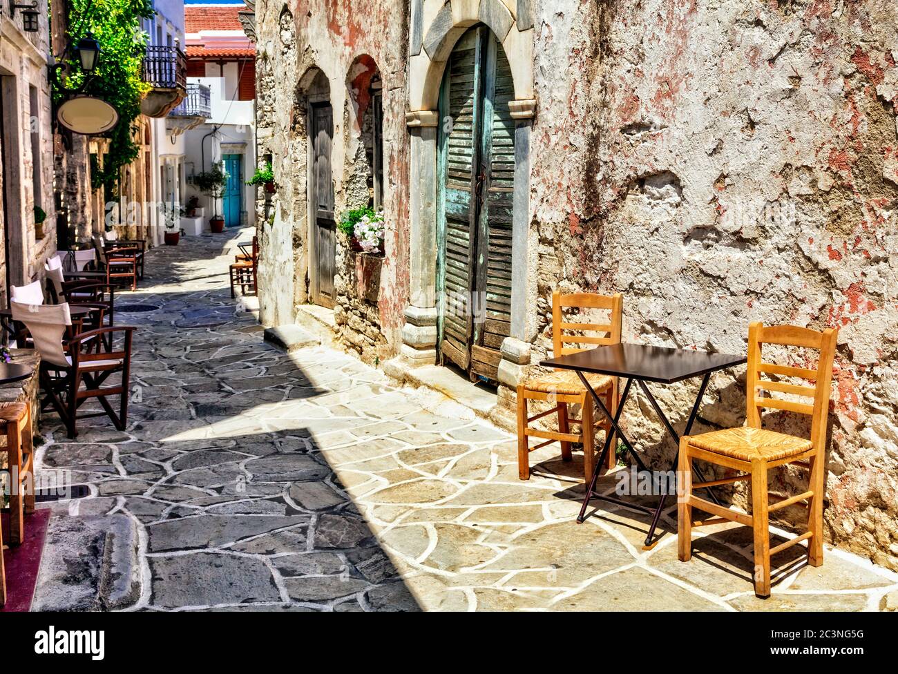 Traditionelles Griechenland. Typische Straßencafés. Halki Village. Naxos Insel, Cycades. Stockfoto