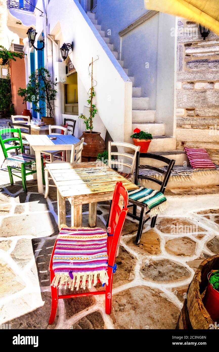 Traditionelles Griechenland. Typische Straßentavernen (Bars) von Griechenland. Naxos Insel, Cycades. Stockfoto
