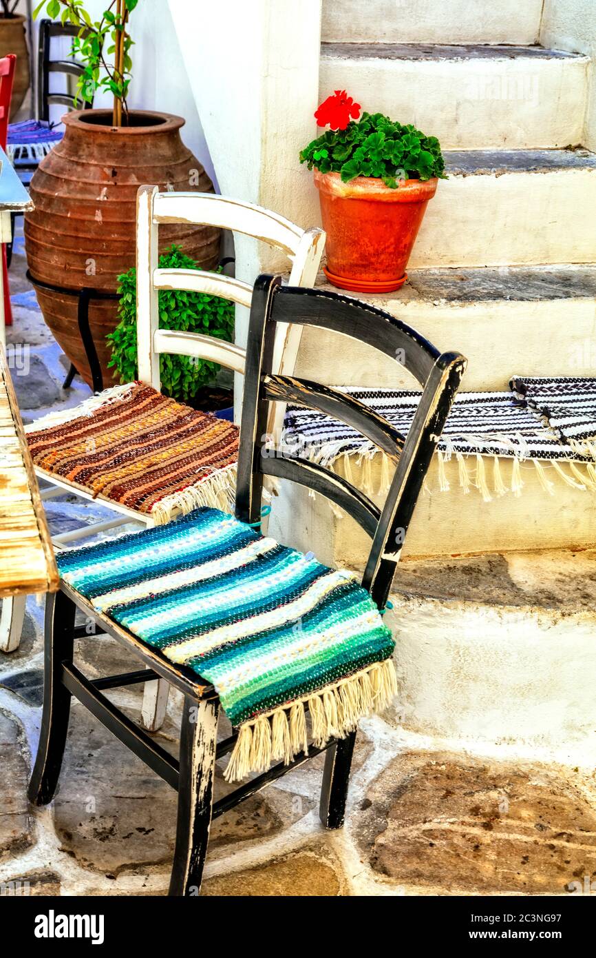 Traditionelles Griechenland. Typische Straßentavernen (Bars) von Griechenland. Naxos Insel, Cycades. Stockfoto