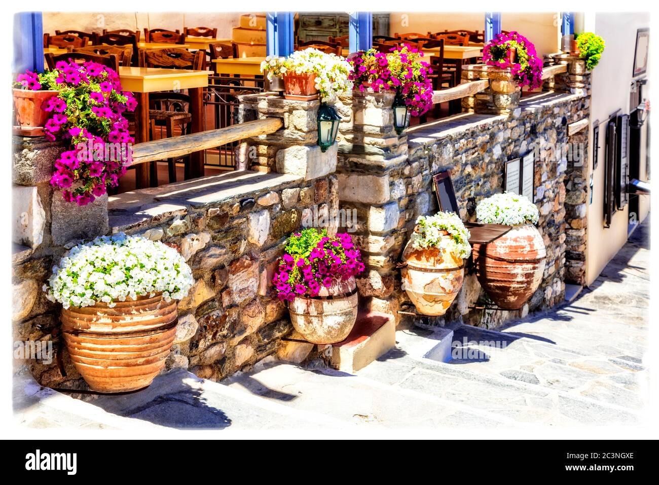 Traditionelles Griechenland. Typische Straßenrestaurants (Tavernen) Griechenlands. Naxos, Cycades. Stockfoto