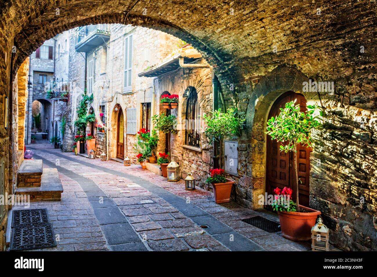 Charmante alte mittelalterliche Dörfer Italiens mit typischen Blumenstraßen. Assisi, Umbrien Stockfoto