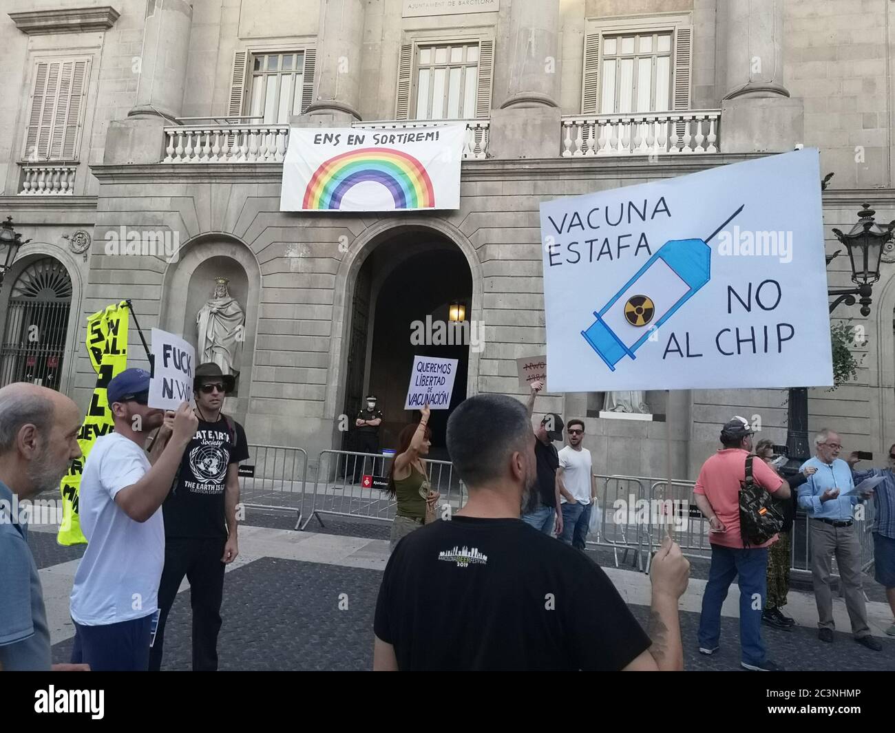 Barcelona, Spanien - 20. Juni 2020: Kundgebung gegen 5g und Covid-Impfung auf dem Sant Jaume-Platz, einem Mann mit dem Slogan, der gefälschte Impfung und Nein sagt Stockfoto