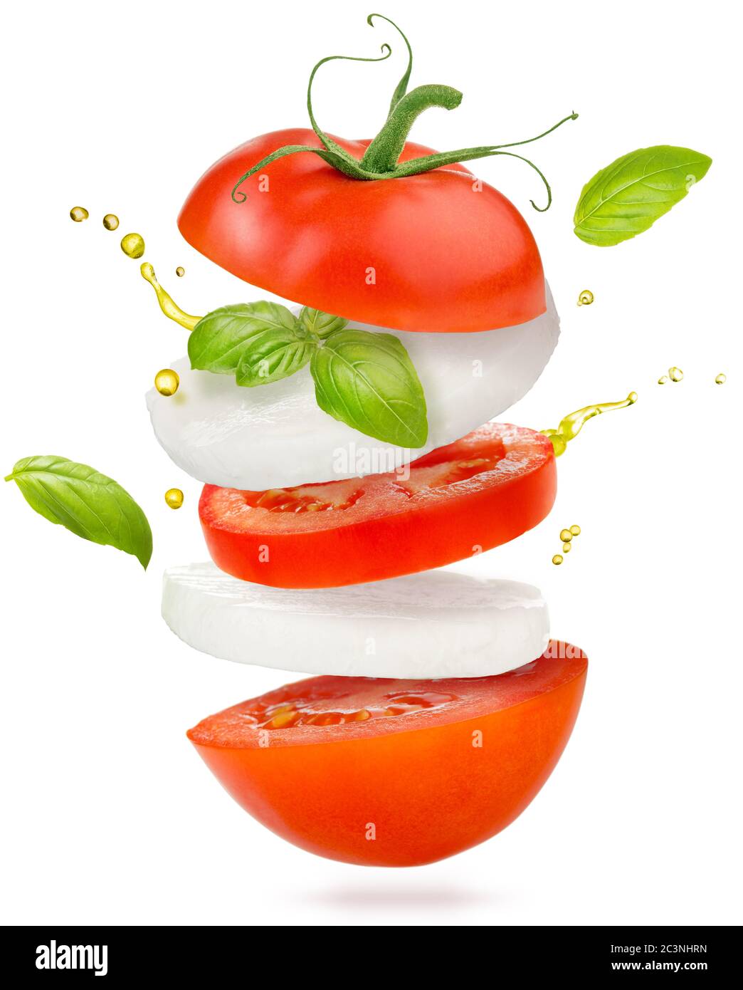 Scheiben Tomate, Mozzarella und Basilikum fliegen auf weißem Hintergrund Stockfoto