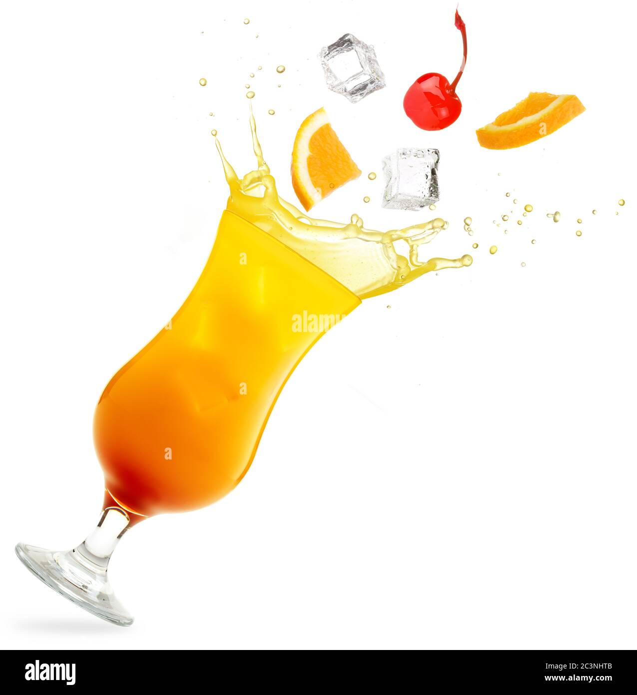 Obst fällt in ein gekipptes Glas Tequila Sonnenaufgang isoliert auf weißem Hintergrund Stockfoto