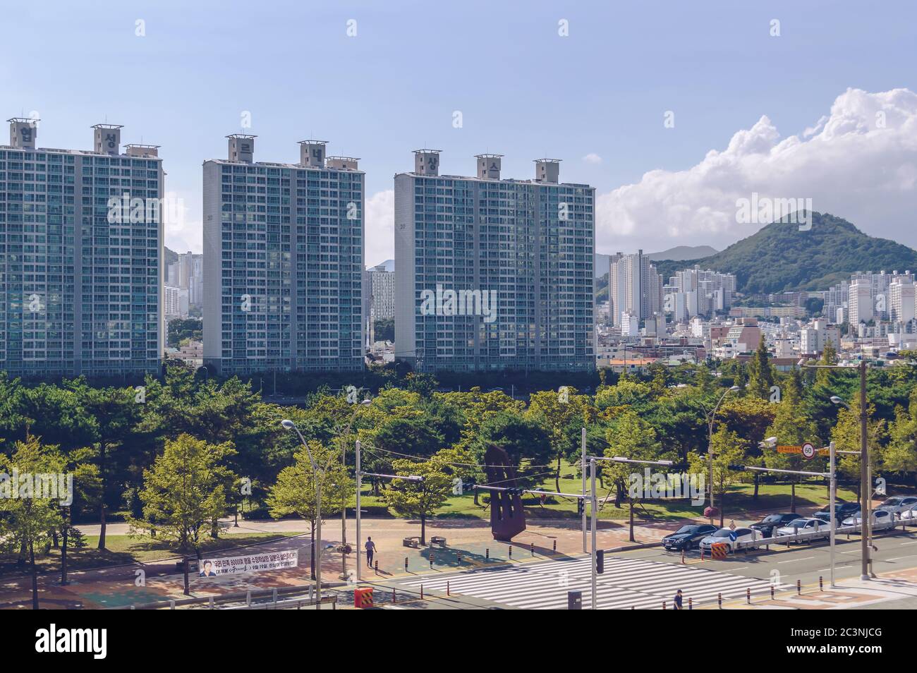 Busan, Südkorea 15. September 2019: Blick von oben auf einen Teil des APEC Naru Parks und modernes Stadtbild mit Hügeln und blauem Himmel im Hintergrund Stockfoto