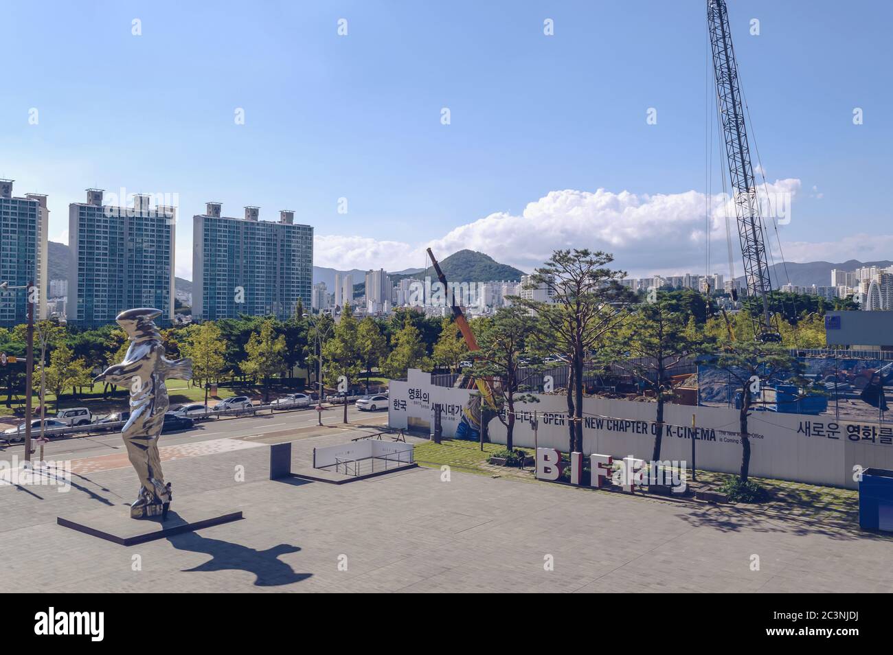 Busan, Südkorea 15. September 2019: Blick von oben auf Baustelle und Stadtbild in der Nähe des Kinoszentrums Busan an an sonnigen Tagen Stockfoto