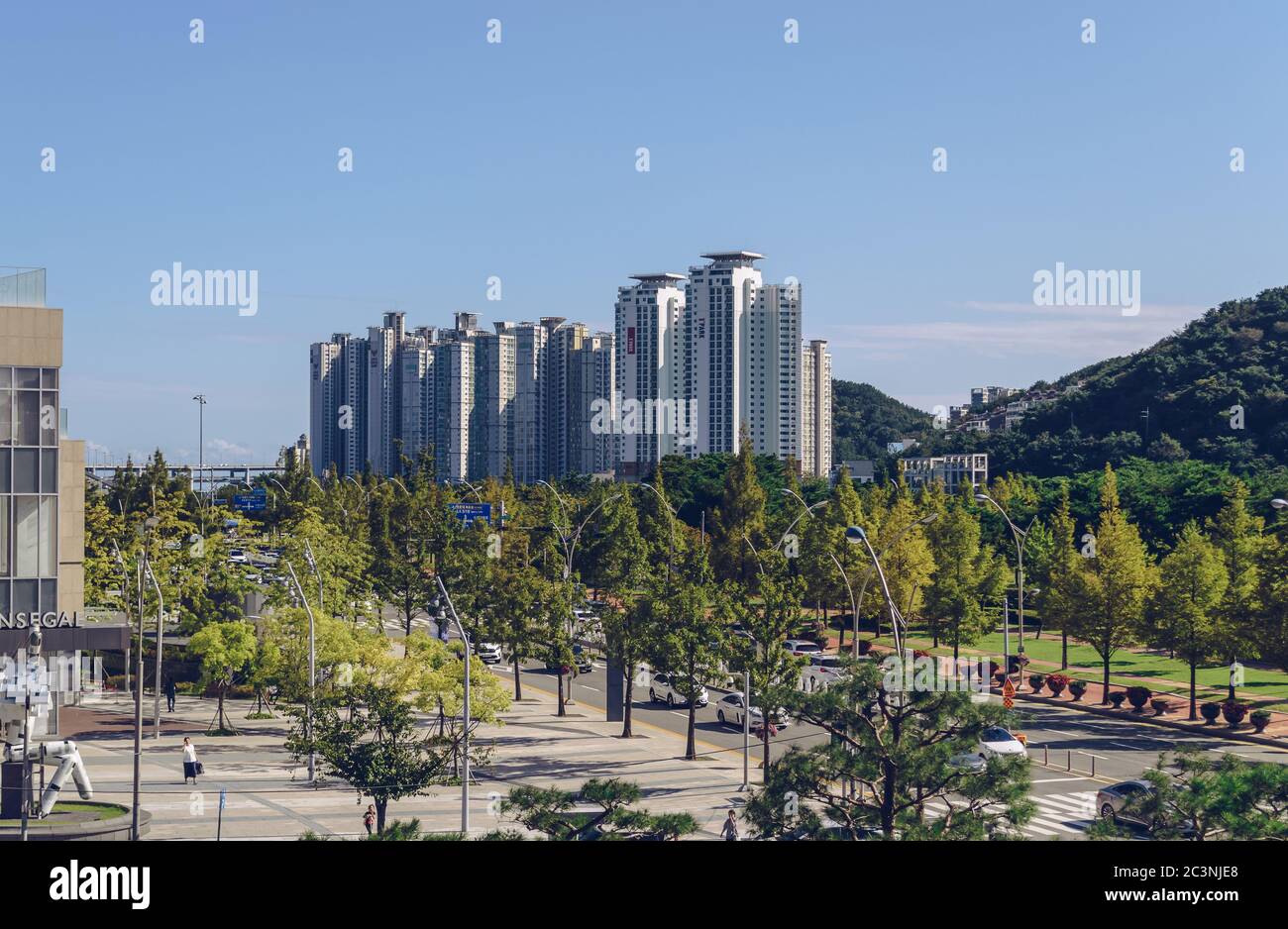 Busan, Südkorea 15. September 2019: Stadtbild moderner Gebäude Straßen und Hügel Stockfoto