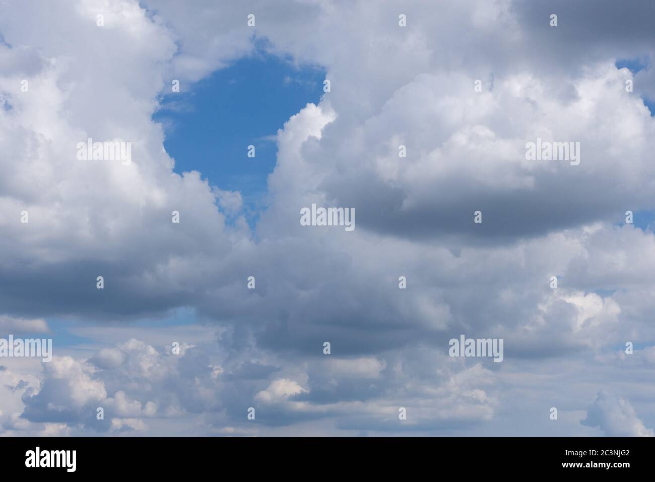Cumulus Wolken, wie sie sich an einem warmen sonnigen Sommertag versammeln Stockfoto