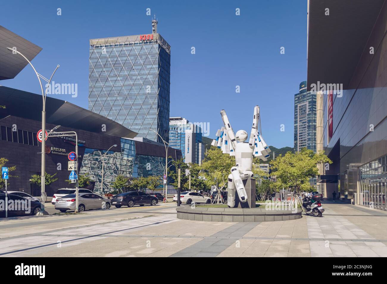 Busan, Südkorea 15. September 2019: Einkaufsskulptur in der Nähe des Einkaufszentrums Sninsegae mit KNN-Gebäude und dem Busan-Kino auf der anderen Straßenseite Stockfoto