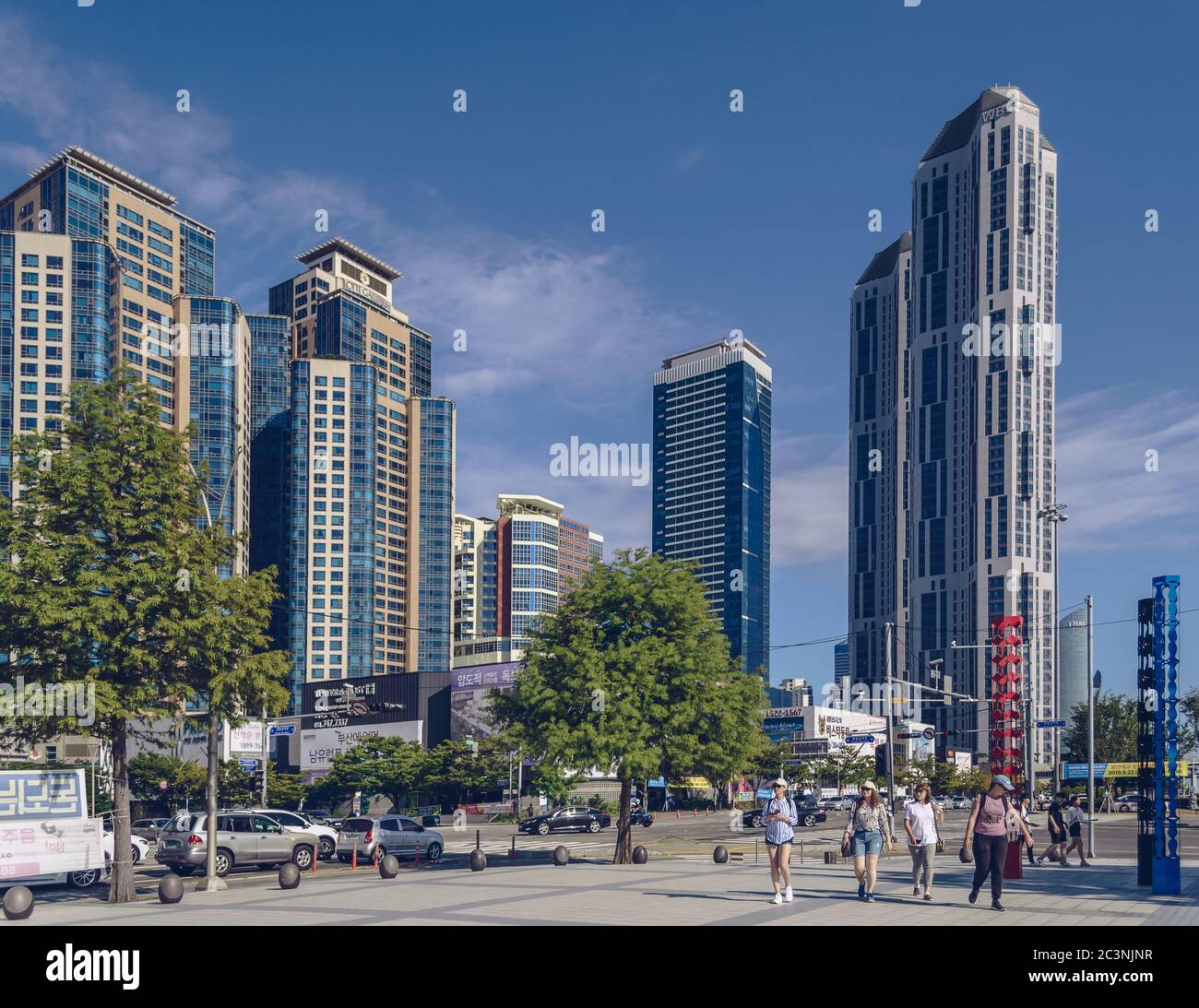 Busan, Südkorea 15. September 2019: Stadtbild des modernen Busan mit Wandertouristen Stockfoto