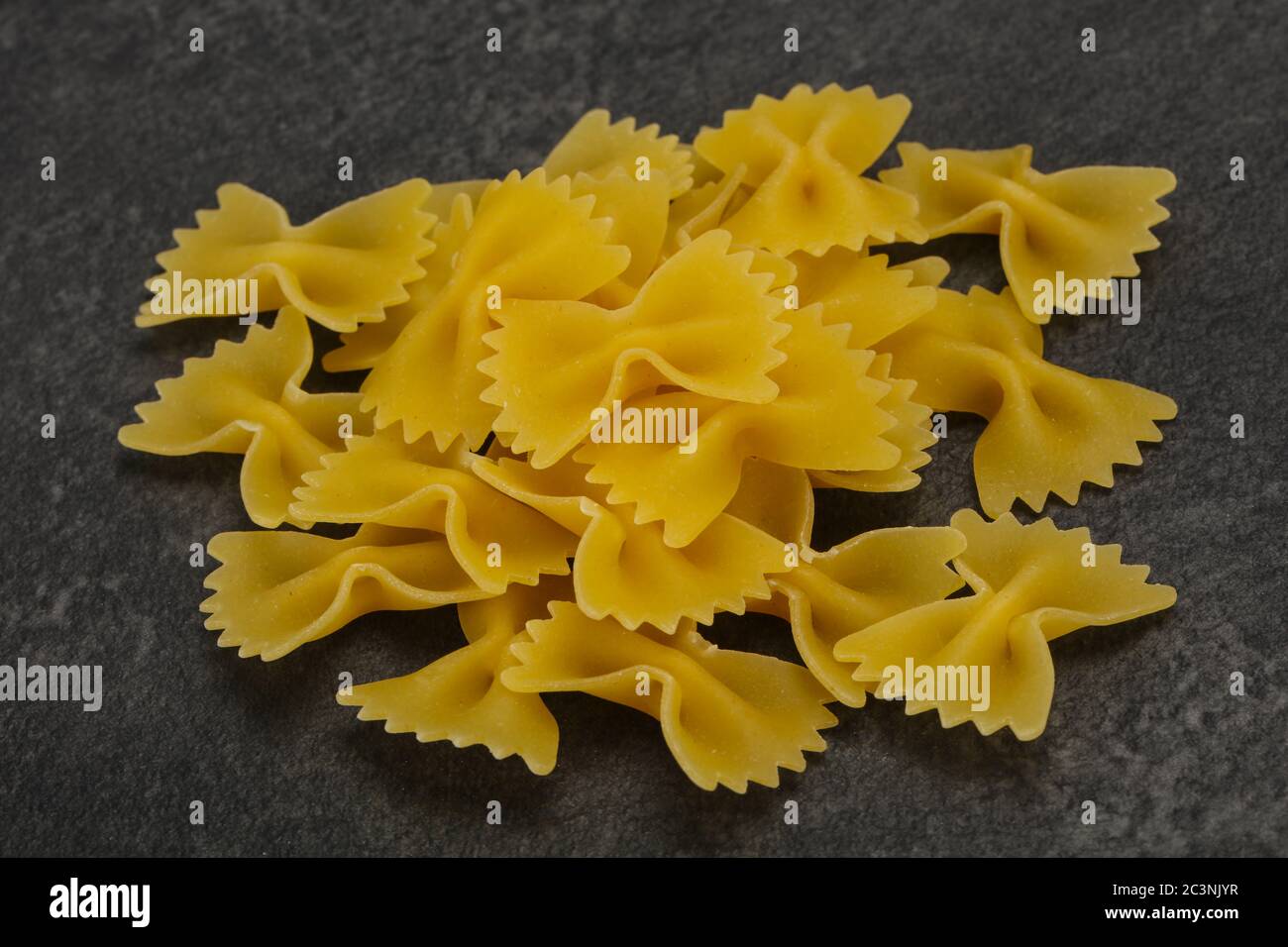Raw trocken Farfalle pasta Bereit zum Kochen Stockfotografie - Alamy