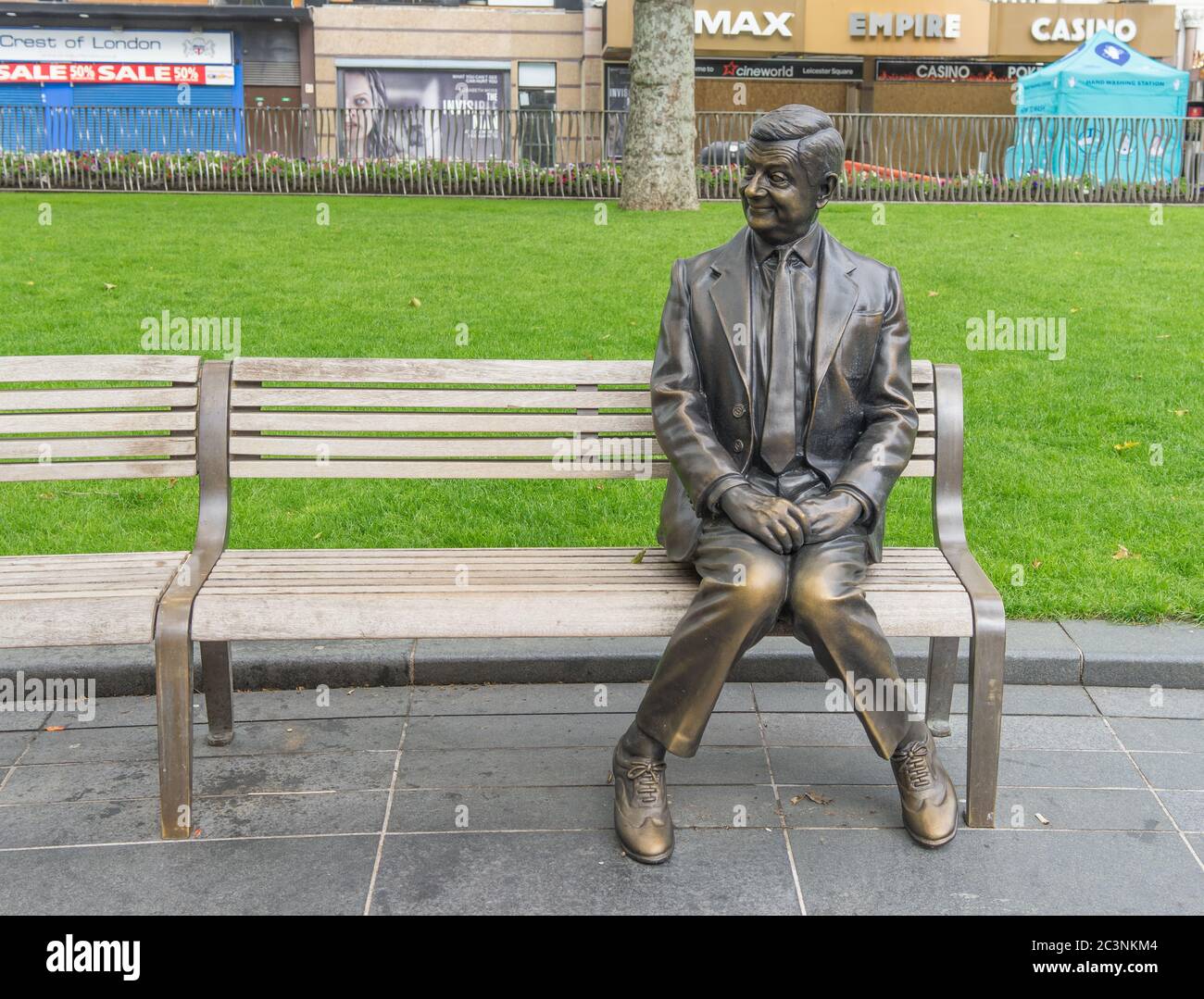 Rowan Atkinson Bronzestatue von Mr Bean auf einer Bank am Leicester Square. London Stockfoto
