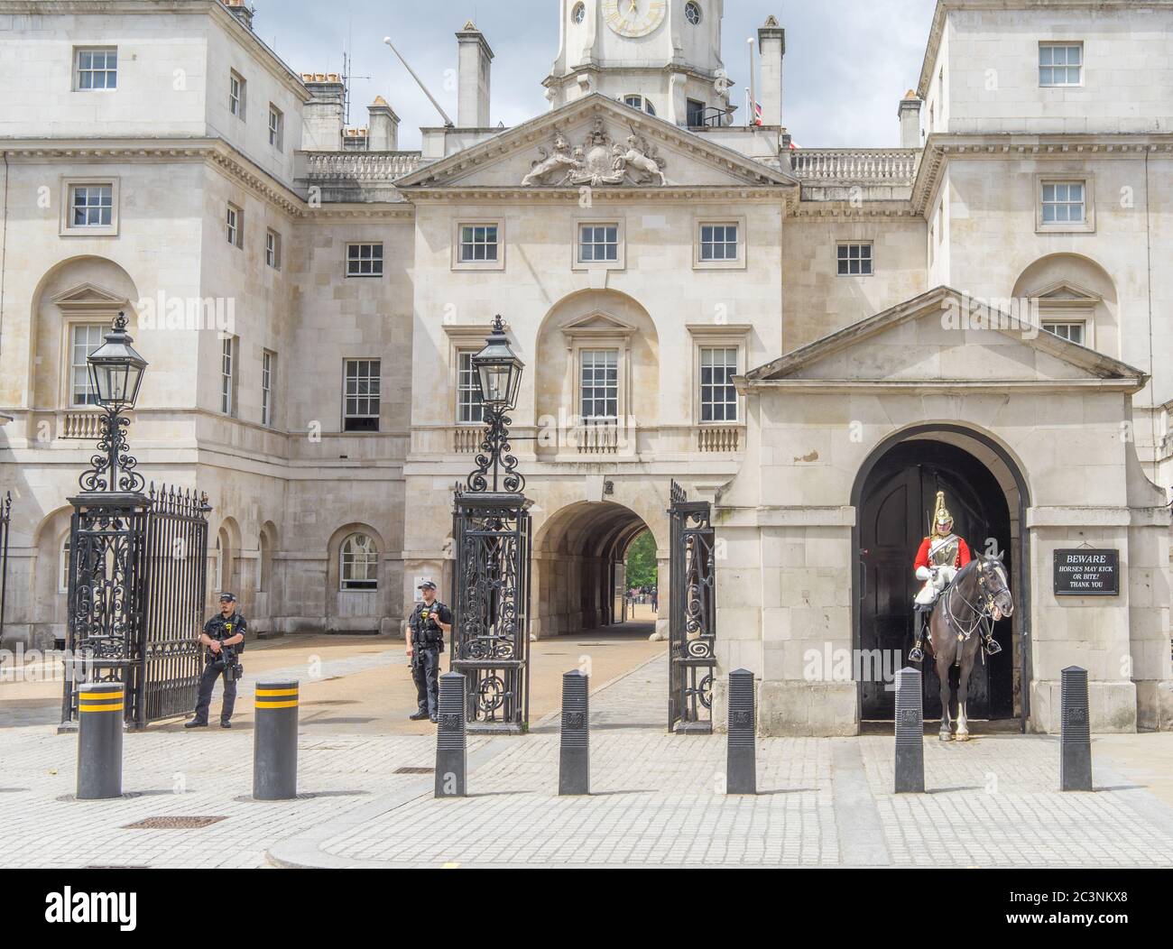 Vor dem Haus Kavallerie Museum für die Pferdewächter Parade mit bewaffneten Polizisten am Tor stehen. Stockfoto