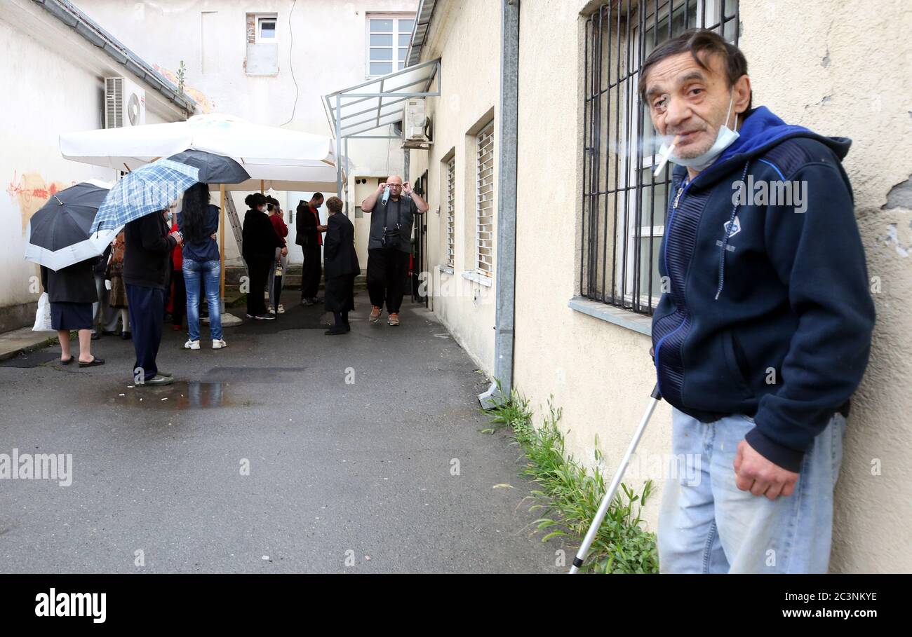 Belgrad, Serbien. 21. Juni 2020. Vor einem Wahllokal warten Menschen in der Schlange. Die Wähler der westlichen Balkanstaaten wählen ihre Vertreter in der Nationalversammlung mit 250 Sitzen. Die Abstimmung war ursprünglich für den 26. April geplant, wurde jedoch aufgrund des Ausnahmezustands verschoben, der in einem Versuch erklärt wurde, die Ausbreitung der anhaltenden Pandemie der COVID-19-Krankheit, die durch das SARS-CoV-2-Coronavirus verursacht wurde, einzudämmen. Quelle: Koca Sulejmanovic/Alamy Live News Stockfoto