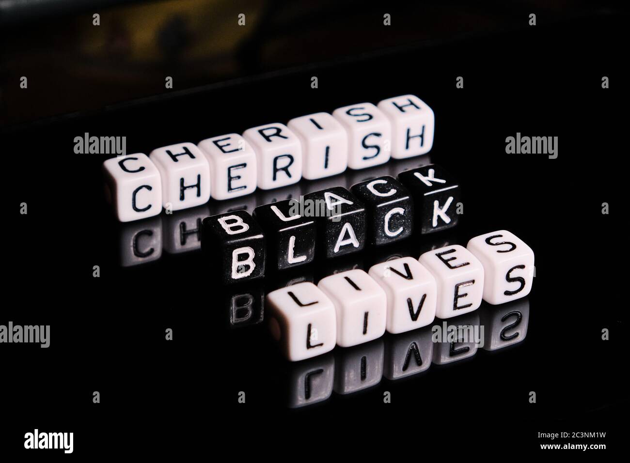 Schätzen schwarz lebt Text auf einem schwarzen Hintergrund. BLM zur Unterstützung der Afroamerikaner Stockfoto