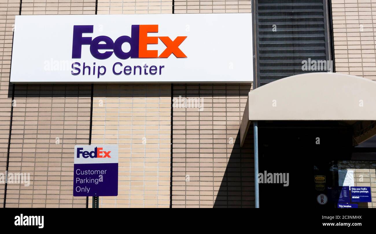 Melville, New York, USA - 13. Mai 2020: Gebäude außen von FedEx Versandzentrum und Schild für Kunden Parkplatz nur. Stockfoto