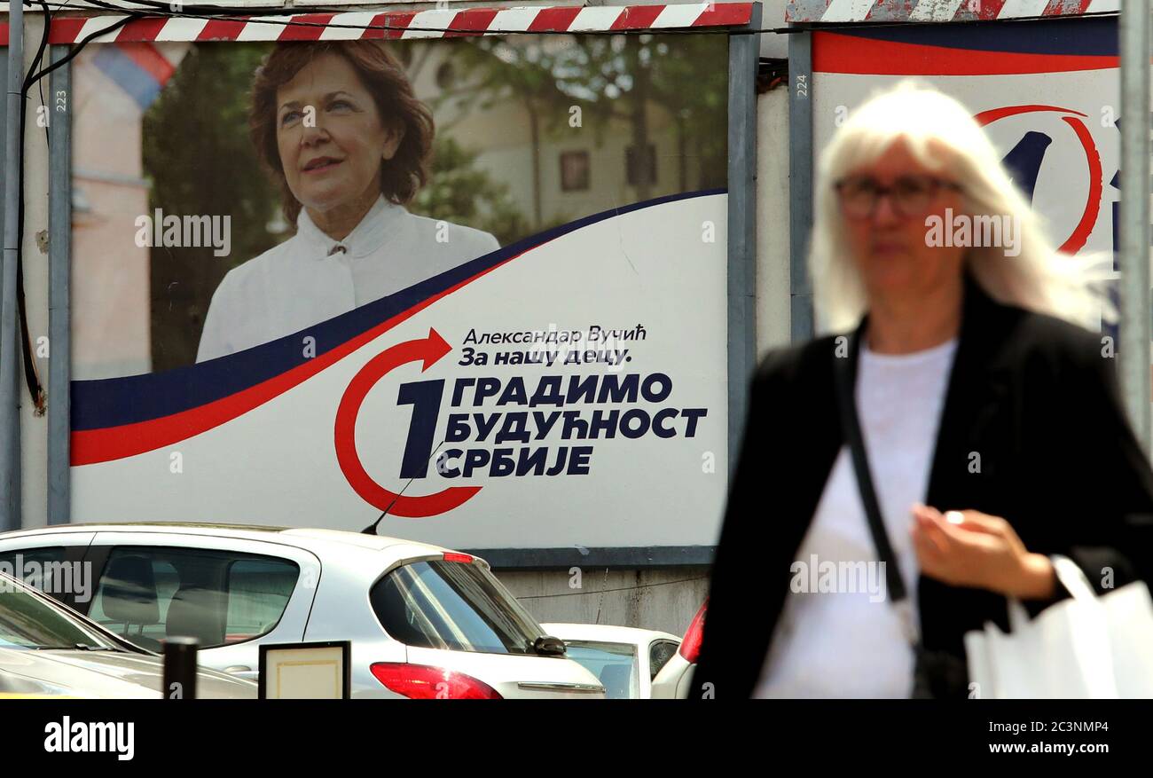 Eine Frau kommt vor dem bevorstehenden Wahlkampf an den Plakaten der regierenden Serbischen Fortschrittspartei (SNS) des amtierenden Präsidenten Aleksandar Vucic vorbei Stockfoto