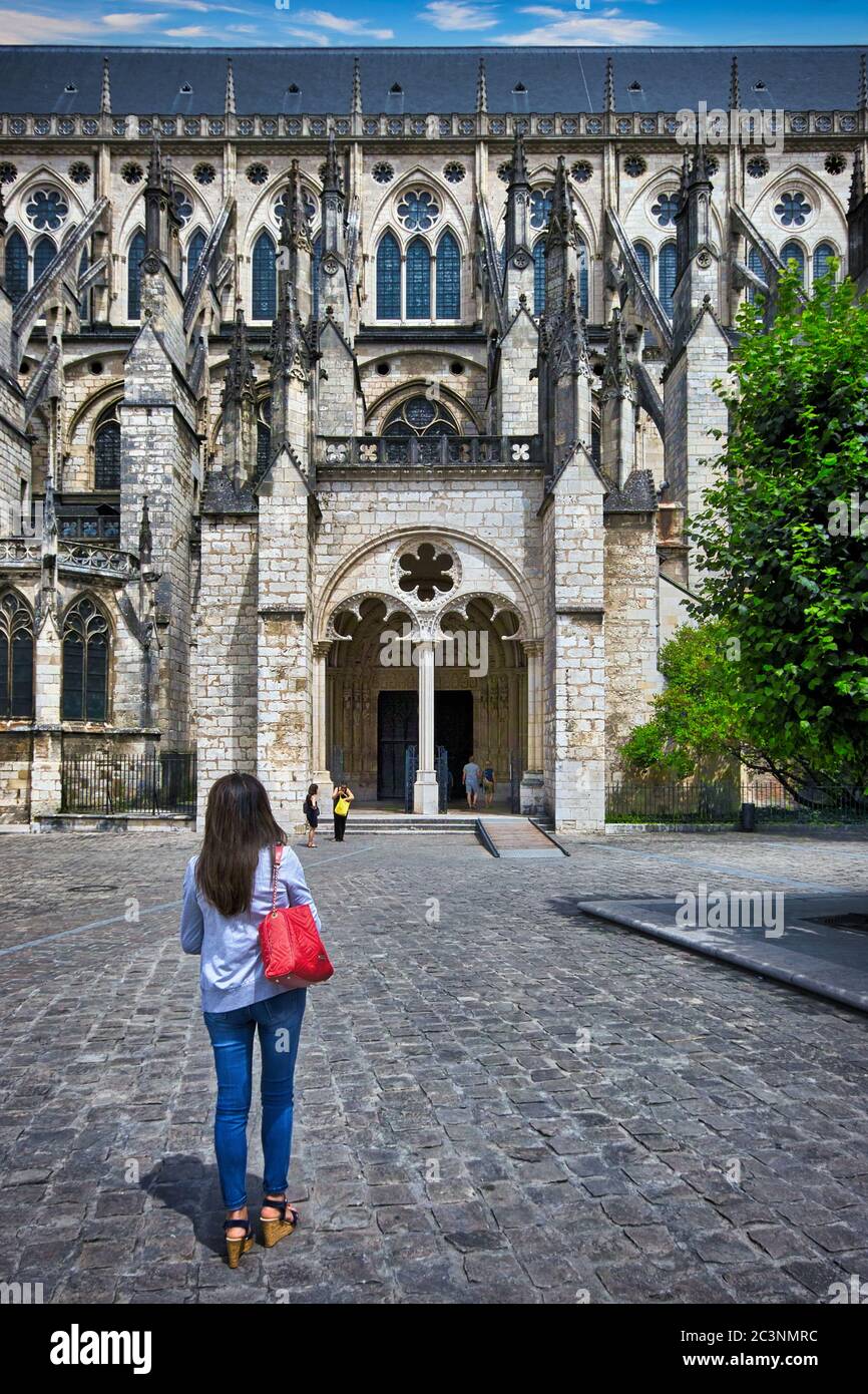 Kathedrale Saint-Étienne, Bourges, Frankreich. Es ist ein Meisterwerk der französischen gotischen Architektur, das 1270 fertiggestellt wurde. Seit 1992 ist es ein UNESCO-Weltkulturerbe. Stockfoto