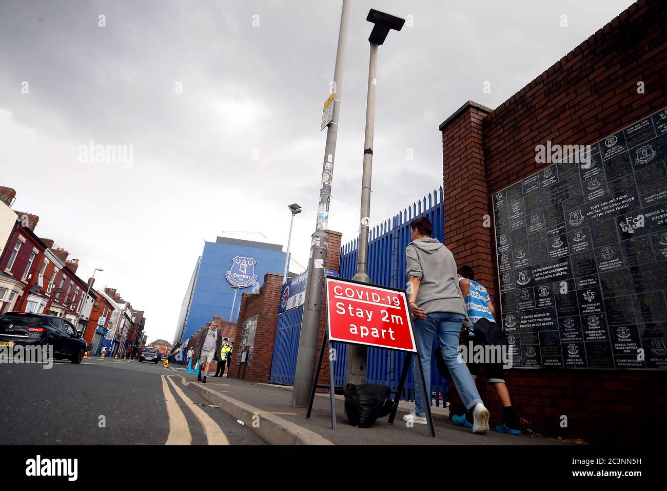 Ein Warnschild mit der Aufschrift Covid-19 Bleiben Sie 2 m auseinander außerhalb des Goodison Parks vor dem Spiel, während Everton Liverpool im Merseyside Derby spielen. Stockfoto