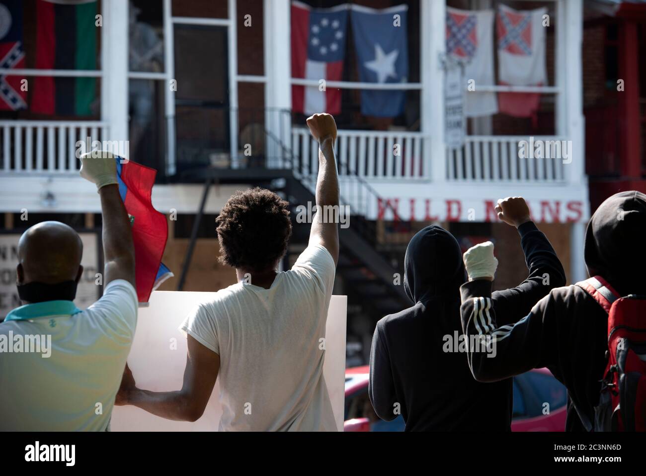 Kennesaw, Georgia, USA. Juni 2020. Black Lives Matter Demonstranten versammeln sich vor Wildmans Civil war Surplus Shop in der Innenstadt Kennesaw, um gegen die angeblichen rassistischen und bigotten Kommentare, Einstellungen und Store-Inhalte zu protestieren. Quelle: Robin Rayne/ZUMA Wire/Alamy Live News Stockfoto