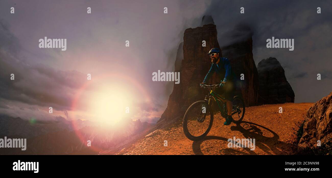 Single-Mountainbike-Fahrer auf Elektro-Bike, E-Mountainbike-Fahrten auf Bergweg. Mann auf dem Fahrrad in der Dolomitenlandschaft. Radfahren e-mt Stockfoto