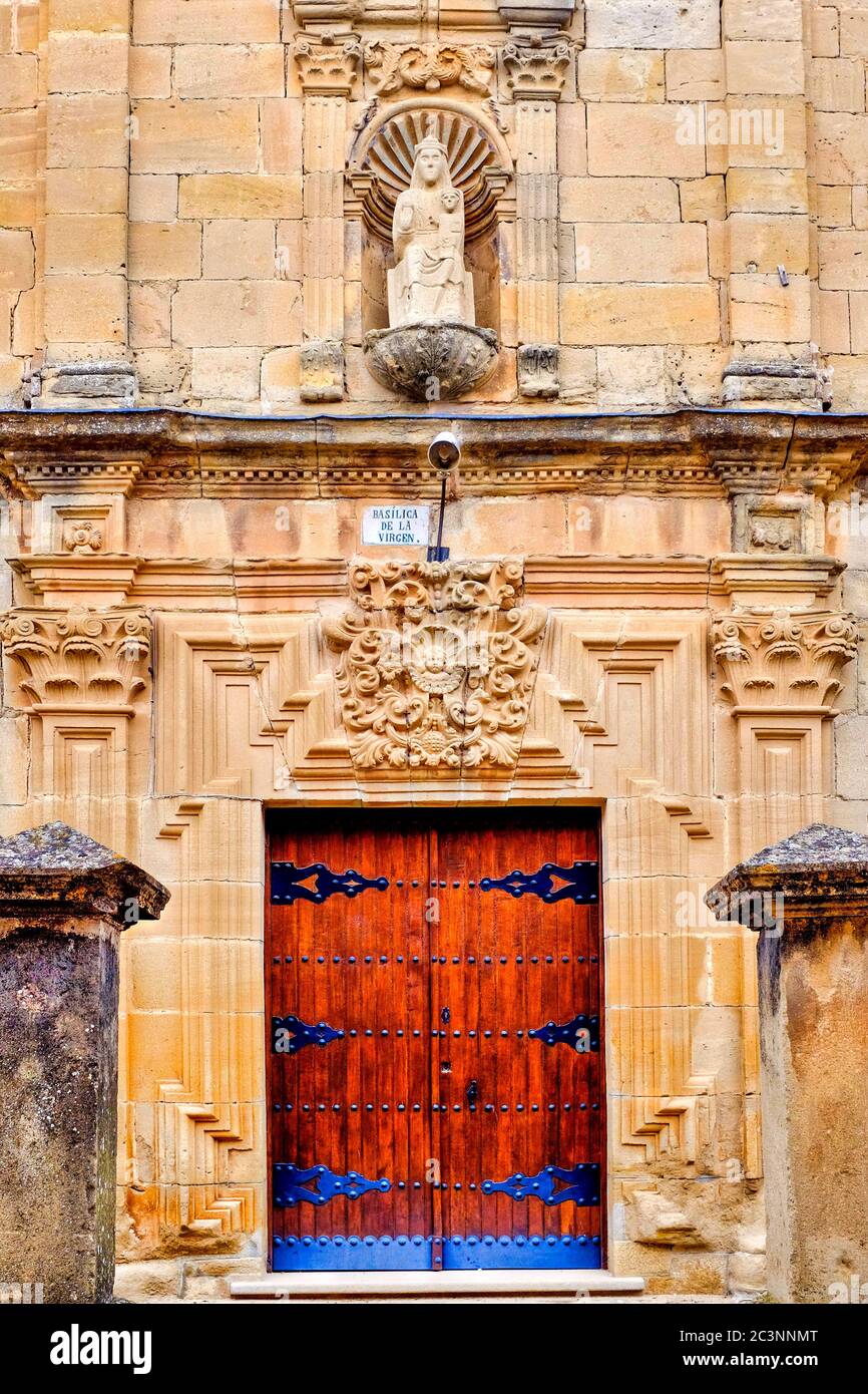 Fassade der Basilika Nuestra Señora de los Remedios y del Milagro, Luquin, Navarra, Spanien Stockfoto