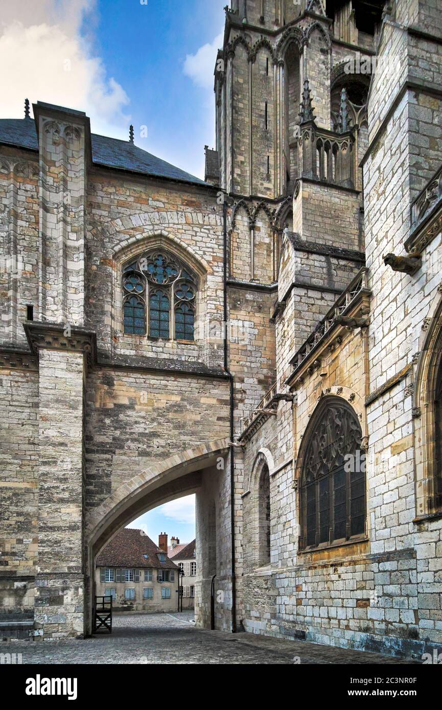 Kathedrale Saint-Étienne, Bourges, Frankreich. Massive, grassierende Bogenkonstruktion, die einen der Türme auf der Südseite stützt. (13. Jahrhundert). Stockfoto